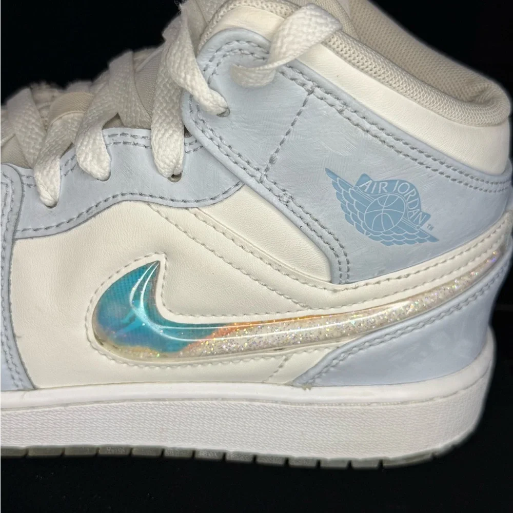 Nike Air Jordan 1 Mid Glitter Swoosh Ice Blue White Kids FQ9117-400 - Picture 3 of 8